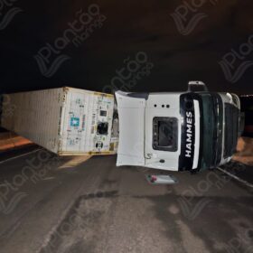Fotos de Ciclista morre atropelado e carreta tomba no Contorno Norte de Maringá