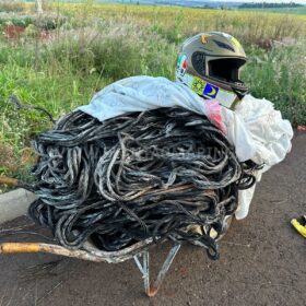 Ladrões derrubam postes de energia para furtar fiação em Sarandi – na fuga são atacado por abelhas Foto 1 Fotos de Ladrões derrubam postes de energia para furtar fiação em Sarandi – na fuga são atacado por abelhas