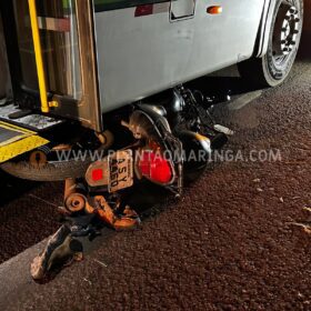 Fotos de Moto vai parar embaixo de ônibus após acidente em Maringá