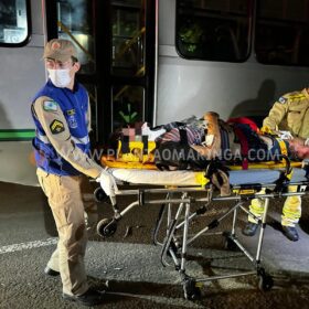 Fotos de Moto vai parar embaixo de ônibus após acidente em Maringá
