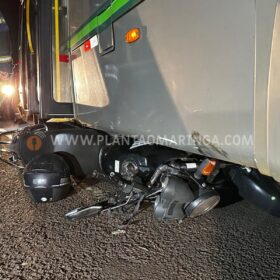 Moto vai parar embaixo de ônibus após acidente em Maringá Foto 1 Fotos de Moto vai parar embaixo de ônibus após acidente em Maringá