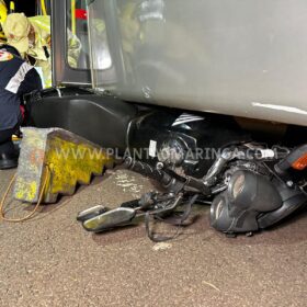 Fotos de Moto vai parar embaixo de ônibus após acidente em Maringá