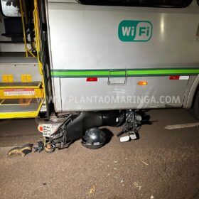 Fotos de Moto vai parar embaixo de ônibus após acidente em Maringá