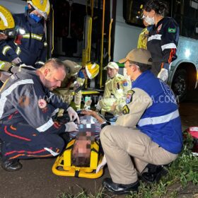 Fotos de Moto vai parar embaixo de ônibus após acidente em Maringá
