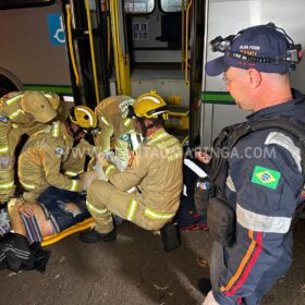 Fotos de Moto vai parar embaixo de ônibus após acidente em Maringá