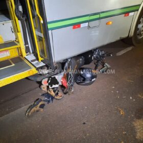 Fotos de Moto vai parar embaixo de ônibus após acidente em Maringá