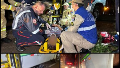 Fotos de Moto vai parar embaixo de ônibus após acidente em Maringá