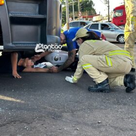 Fotos de Mulher vai parar embaixo de caminhão após acidente em Maringá 