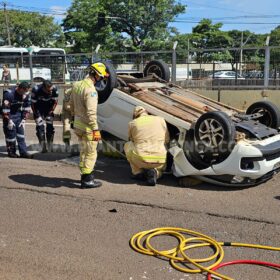 Batida seguida de capotamento em Maringá deixa pessoas feridas Foto 1 Fotos de Batida seguida de capotamento em Maringá deixa pessoas feridas