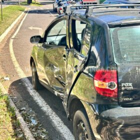 Fotos de Câmera de segurança registra carro avançando preferencial e causando grave acidente em Maringá