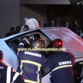 Fotos de Carro para 'em cima' de outro após batida em Maringá