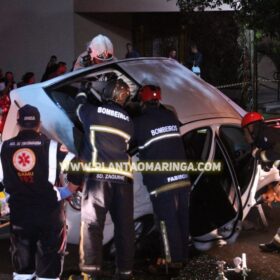 Fotos de Carro para 'em cima' de outro após batida em Maringá