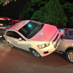 Fotos de Carro para 'em cima' de outro após batida em Maringá