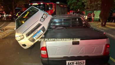 Fotos de Carro para 'em cima' de outro após batida em Maringá