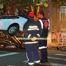 Carro para 'em cima' de outro após batida em Maringá Foto 1 Fotos de Carro para 'em cima' de outro após batida em Maringá