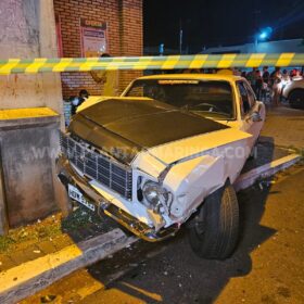 Fotos de Carro atropela motociclista e bate em poste em Maringá