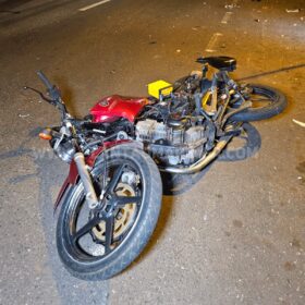 Fotos de Carro atropela motociclista e bate em poste em Maringá
