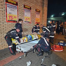 Fotos de Carro atropela motociclista e bate em poste em Maringá