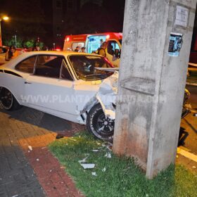 Fotos de Carro atropela motociclista e bate em poste em Maringá