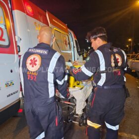 Fotos de Carro atropela motociclista e bate em poste em Maringá