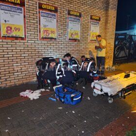 Fotos de Carro atropela motociclista e bate em poste em Maringá