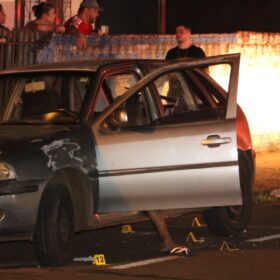 Fotos de Homem é executado com 25 tiros dentro de carro em Sarandi 