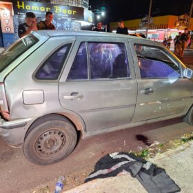 Fotos de Homem é executado com 25 tiros dentro de carro em Sarandi 