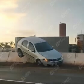 Fotos de Ladrão sofre acidente e carro roubado fica ‘pendurado’ em viaduto de Maringá