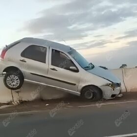 Ladrão sofre acidente e carro roubado fica ‘pendurado’ em viaduto de Maringá Foto 1 Fotos de Ladrão sofre acidente e carro roubado fica ‘pendurado’ em viaduto de Maringá