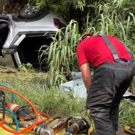Fotos de Motorista é socorrido de helicóptero após capotar carro na BR-376