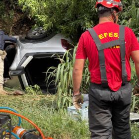 Fotos de Motorista é socorrido de helicóptero após capotar carro na BR-376