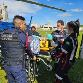 Fotos de Motorista é socorrido de helicóptero após capotar carro na BR-376