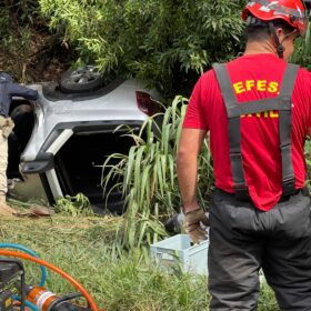 Fotos de Motorista é socorrido de helicóptero após capotar carro na BR-376