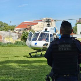 Fotos de Motorista é socorrido de helicóptero após capotar carro na BR-376