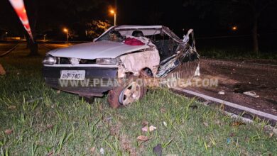 Fotos de Uma pessoa morreu e outra ficou ferida após carro bater em árvore em Maringá 