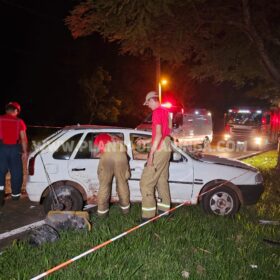 Uma pessoa morreu e outra ficou ferida após carro bater em árvore em Maringá  Foto 1 Fotos de Uma pessoa morreu e outra ficou ferida após carro bater em árvore em Maringá