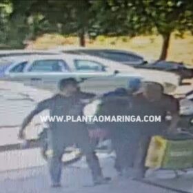 Fotos de Câmera de segurança flagra momento em que homem é esfaqueado por colega de trabalho, em Maringá.