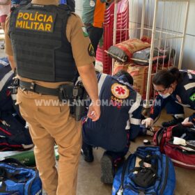 Fotos de Câmera de segurança flagra momento em que homem é esfaqueado por colega de trabalho, em Maringá.