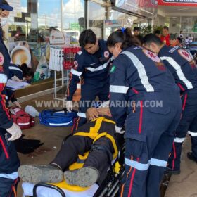 Fotos de Câmera de segurança flagra momento em que homem é esfaqueado por colega de trabalho, em Maringá.