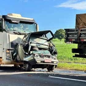 Fotos de Câmera registra acidente com morte onde carro foi esmagado por carreta em Maringá