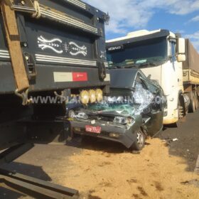 Fotos de Câmera registra acidente com morte onde carro foi esmagado por carreta em Maringá