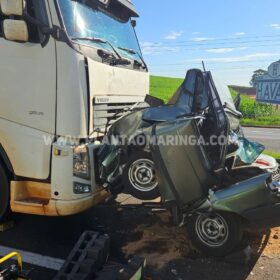Câmera registra acidente com morte onde carro foi esmagado por carreta em Maringá Foto 1 Fotos de Câmera registra acidente com morte onde carro foi esmagado por carreta em Maringá