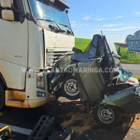 Fotos de Câmera registra acidente com morte onde carro foi esmagado por carreta em Maringá