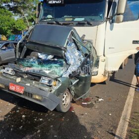 Fotos de Câmera registra acidente com morte onde carro foi esmagado por carreta em Maringá