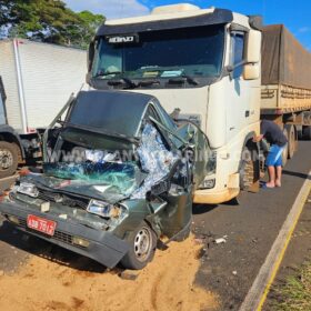Fotos de Câmera registra acidente com morte onde carro foi esmagado por carreta em Maringá