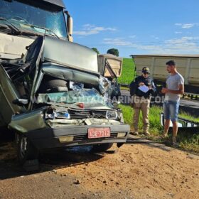 Fotos de Câmera registra acidente com morte onde carro foi esmagado por carreta em Maringá