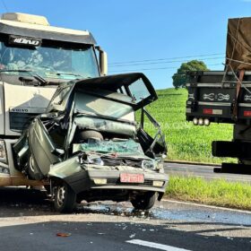 Fotos de Câmera registra acidente com morte onde carro foi esmagado por carreta em Maringá