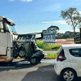 Fotos de Carro é esmagado por carreta após acidente na rodovia BR-376, em Maringá