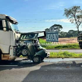 Fotos de Carro é esmagado por carreta após acidente na rodovia BR-376, em Maringá
