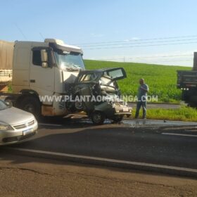 Fotos de Carro é esmagado por carreta após acidente na rodovia BR-376, em Maringá